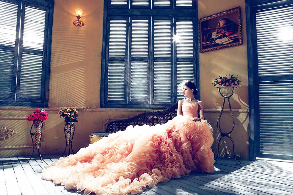 Beautiful Woman Elegant Evening Dress Brunette Girl Long Healthy Shiny  Stock Photo by ©golyak 263539692